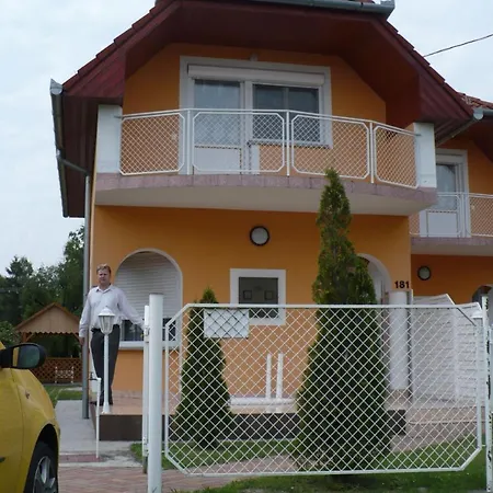 Arvacska Nyaralo *